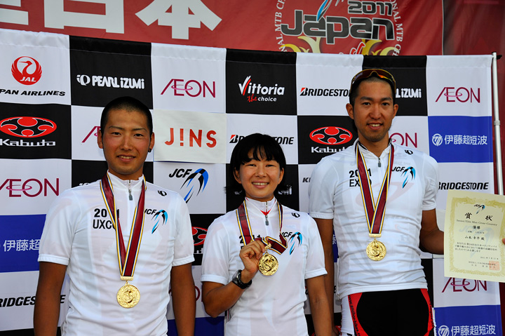 左からU23優勝の合田啓祐（TEAM SPECIALIZED）・女子優勝の片山梨絵（SPECIALIZED）・シニアエリート優勝の山本幸平（チームブリヂストン・アンカー）