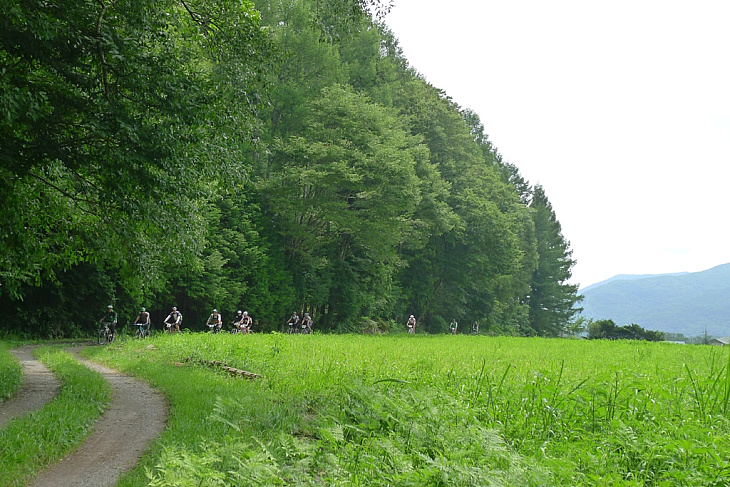 富士見パノラマ近くに広がる田んぼや畑がある田園風景の中を走る。視覚的変化を楽しめるのもこのコースの魅力だ