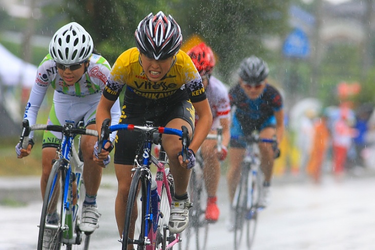 積極的に走る高橋 奈美（Vitesse-Serotta-Feminin）