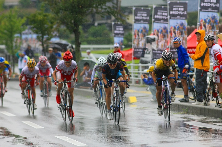 高橋 奈美（Vitesse-Serotta-Feminin）と 西 加南子（LUMINARIA）のゴールスプリントは高橋が写真判定で先着