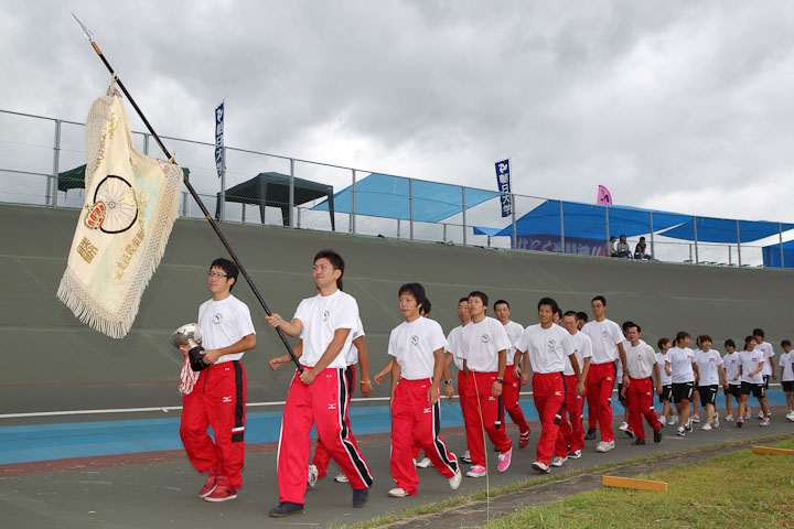 昨年の総合優勝校、日本大学が先頭で入場