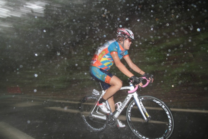 降り出した豪雨のなか走るJフェミニンの選手