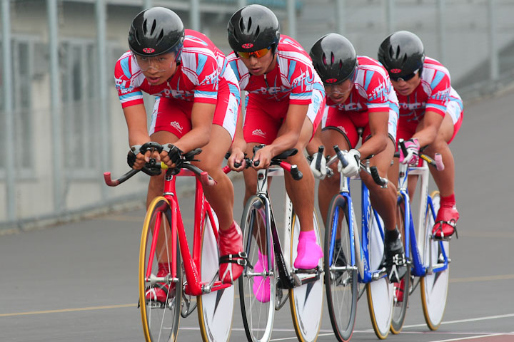 団体追抜き　優勝の岐阜県（高橋、矢野、加藤、橋本）4分29秒578（大会新）