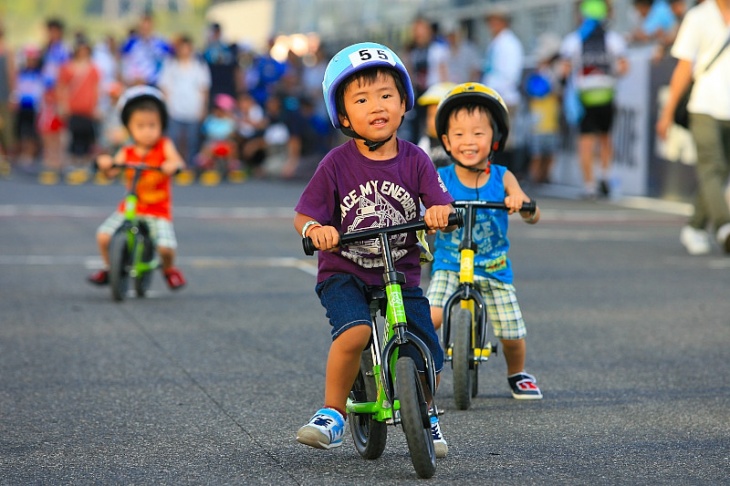 三輪車や足蹴り自転車で走る