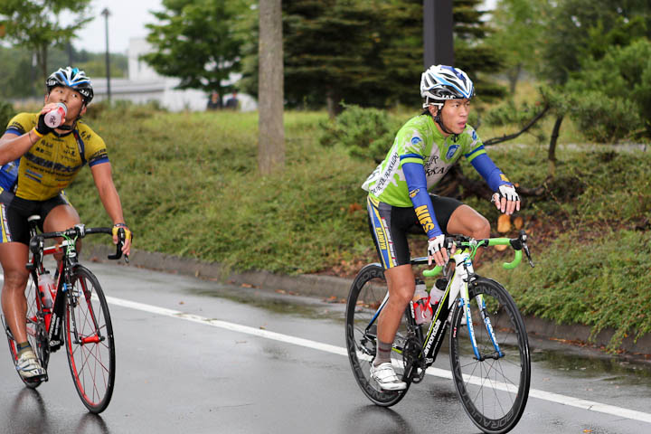 2011年大会個人総合5位6位の鹿屋体育大学勢（右・黒枝、左・山本）