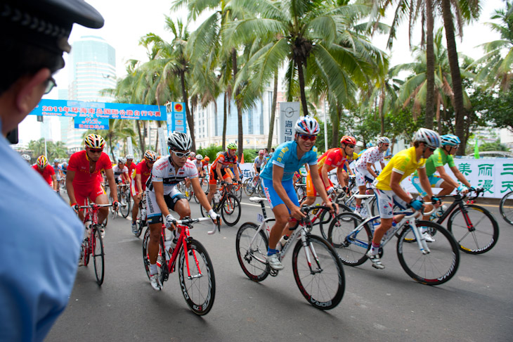 カメラマンと警察とのポジション争いに笑いながらレースがスタート