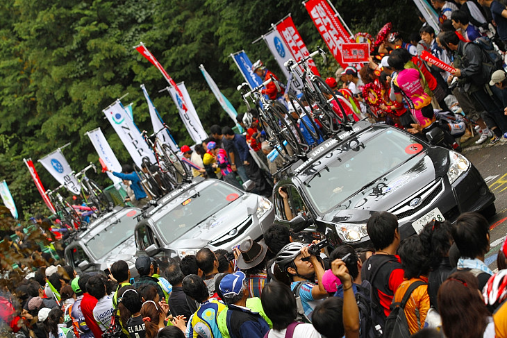 チームカーの隊列もすべてスバル・レガシィだ　