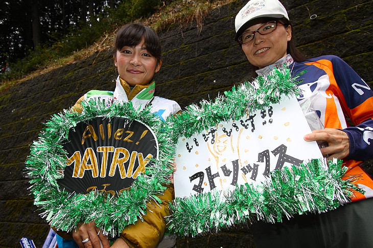 マトリックスの応援は、永良大誠選手の奥さん（左）。「今、約束通り逃げているんですよ！」