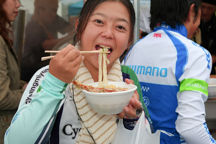 会場で振舞われるのは、こがね製麺所の讃岐うどん。がらぱさん、何杯目？