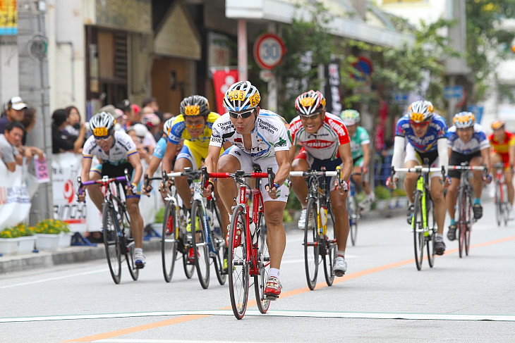 10位争いのメイン集団の頭は今田裕一（DOKYUレーシングクラブ） がとった