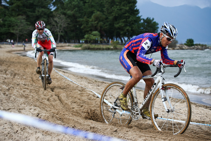 C1　3番手で競り合う沢田時（ENDLESS/ProRide）と小坂正則（スワコレーシングチーム）