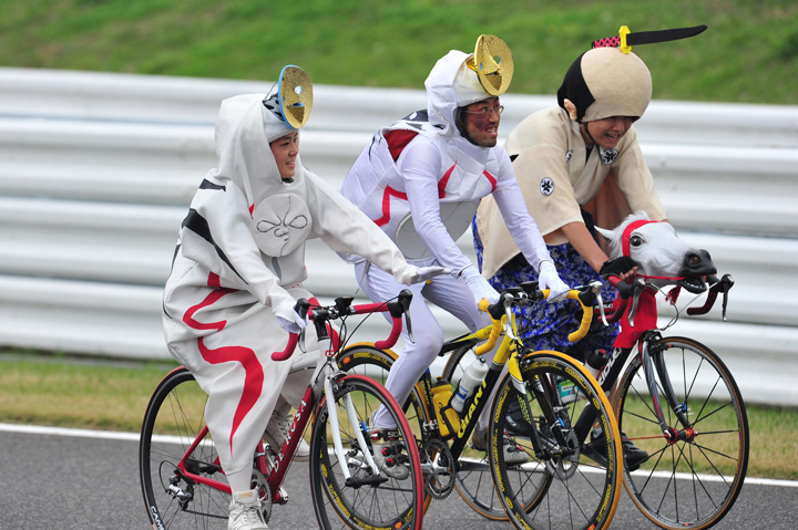 あ、あれは太陽の塔？　そして奥は馬に乗ったサムライ？？