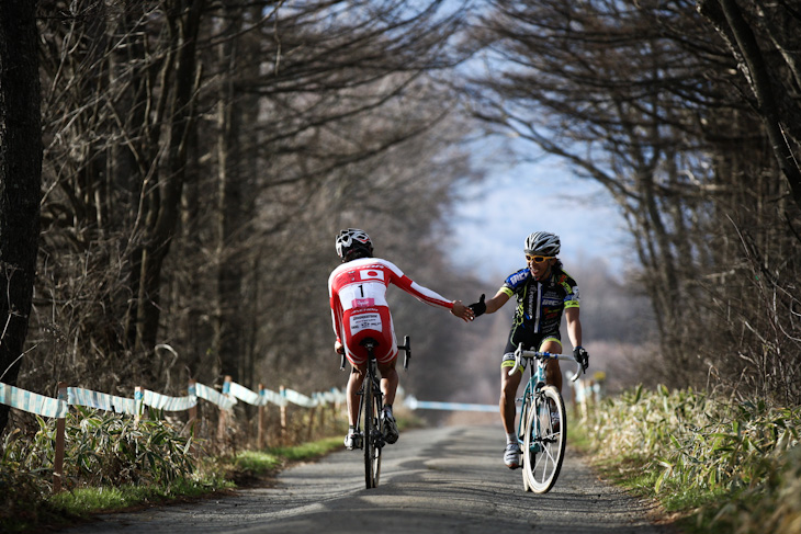 C1　レース後、手を交わす竹之内悠（Team Eurasia-Fondriest bikes）と辻浦圭一（チームブリヂストン・アンカー）