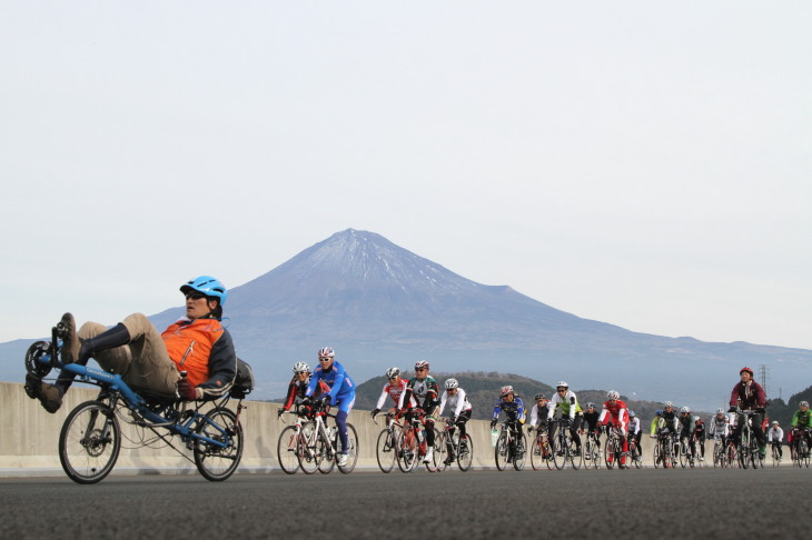 富士山をバックに開通前の新東名を走るサイクリストたち