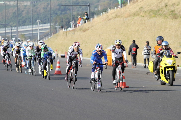 残り5kmとなったメイン会場前。富士市出身の愛三工業　鈴木謙一選手のトップ通過に会場が盛り上がる