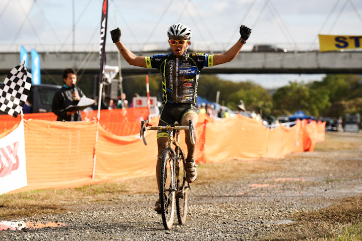 C1　圧勝した竹之内悠（Team Eurasia-Fondriest bikes）がゴール