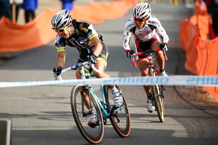 エリート男子　舗装路の登りでアタックを仕掛ける竹之内悠（Team Eurasia-Fondriest bikes）と辻浦圭一（チームブリヂストン・アンカー）