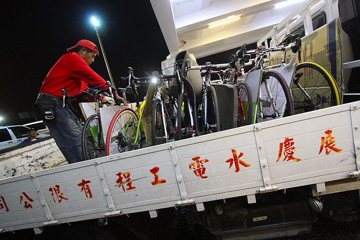 スタート地点まで自転車はトラックで運ばれる。外は風雨が激しく降っている