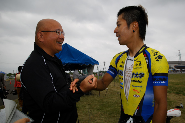 黒川監督と優勝を喜び合う