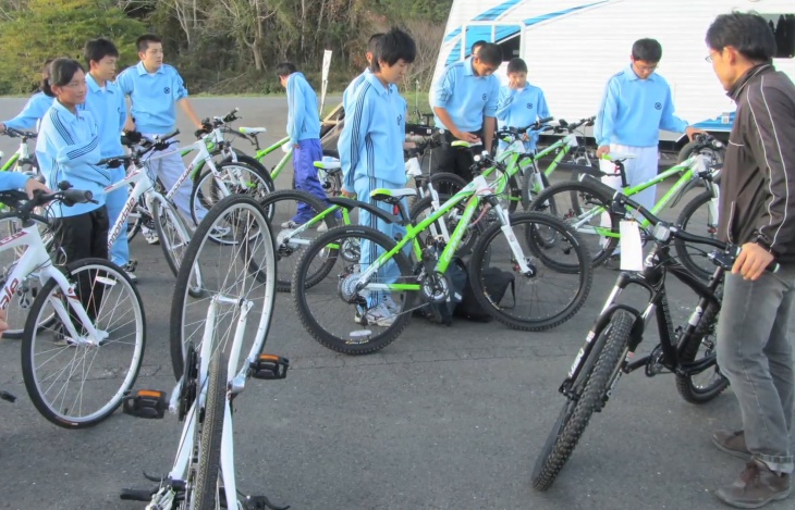 届けられた自転車を受け取る被災地の中学生たち