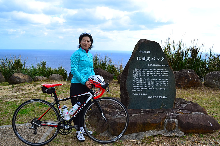 比屋定バンタ　バンタとは「崖」の意味　崖の上に展望台があり、そこからはハテの浜や、粟国島、渡嘉敷島、慶良間諸島が見えます