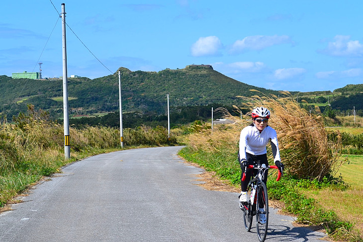 宇江城城跡をバックに会場まで下ります。途中には大きな風車があります