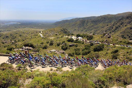 1級山岳アマーゴ峠を登るプロトン