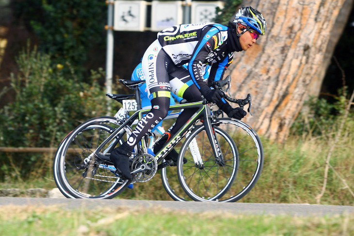 集団内で走る小森亮平（日本、チームNIPPO）