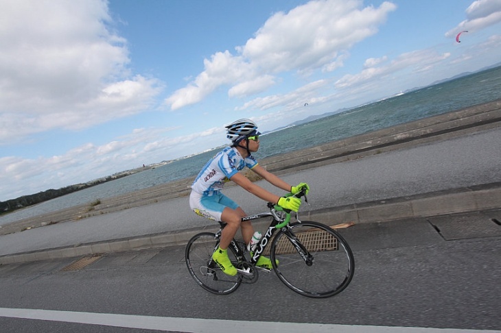 青い海を見ながら走る。これぞ沖縄サイクリングだ