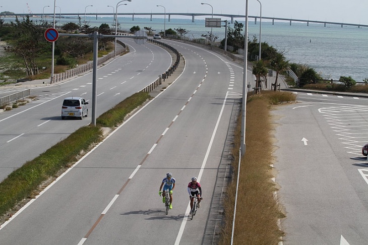 海中道路は路肩も広く取られていて走りやすい