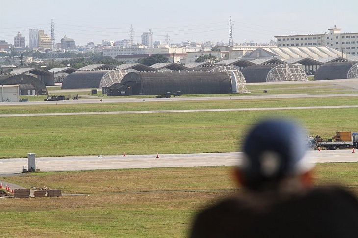 道の駅かでなの展望スポットから空軍基地を眺める