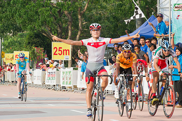 個人ロードレース U23でゴールスプリントを制し優勝した木下智裕（神奈川・EQADS/BLAGNAC）