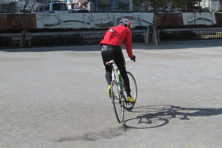 走っているときでも、遊びを忘れない。自転車ライドの基本