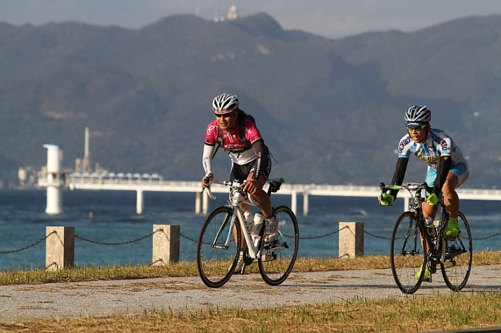 青い海を横目に見ながらのサイクリングは最高！