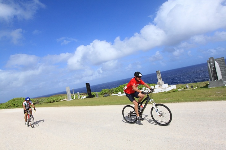 バンザイクリフの青い空と海が目にしみます