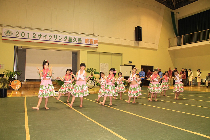 子供たちがかわいいフラダンスを披露してくれた