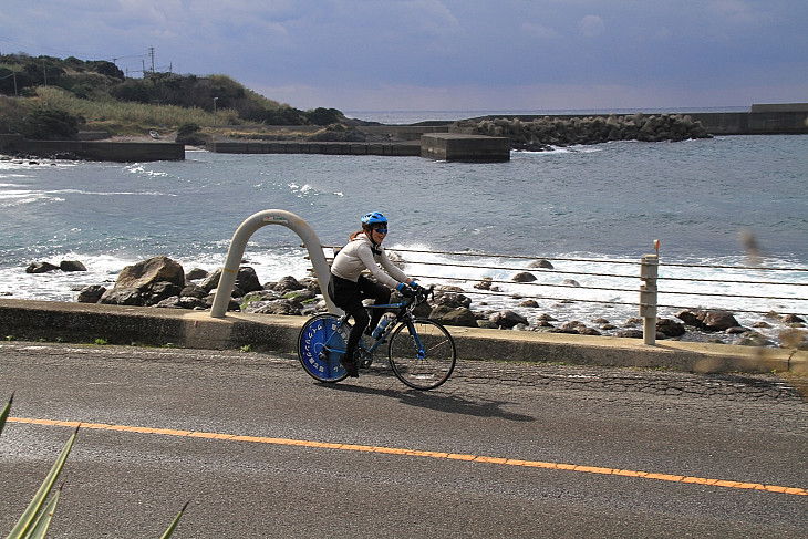 日差しを楽しみながら海沿いの道を走ります