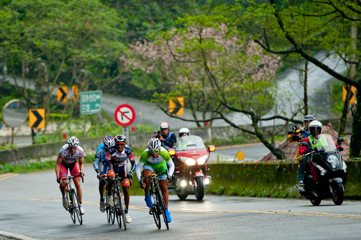 1つ目の2級山岳を先頭で越えるポイント賞リーダー、フェン・チュンカイ（台湾、アクション）