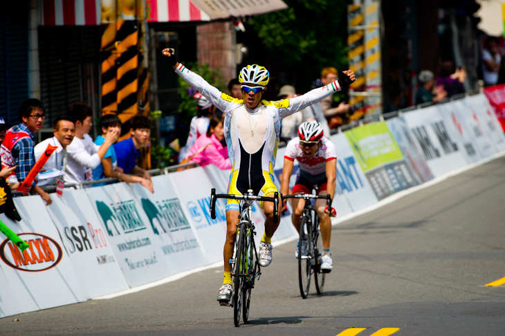 ステージ優勝を挙げたビクトル・ニノ（コロンビア、アザド大学クロスチーム）