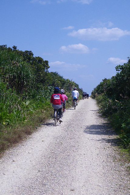 砂利道をゆったりとサイクリングします