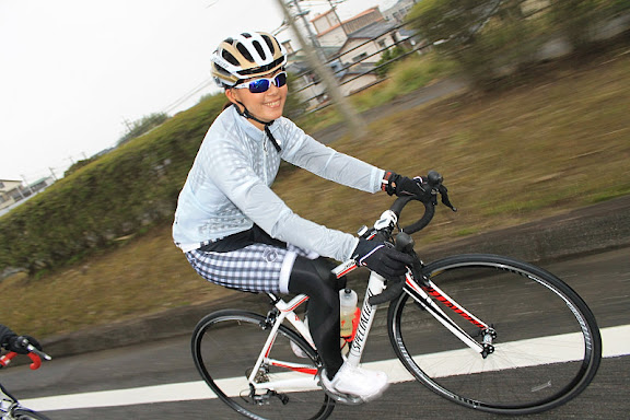 田中律子さんも走ります。フォームも決まってる！