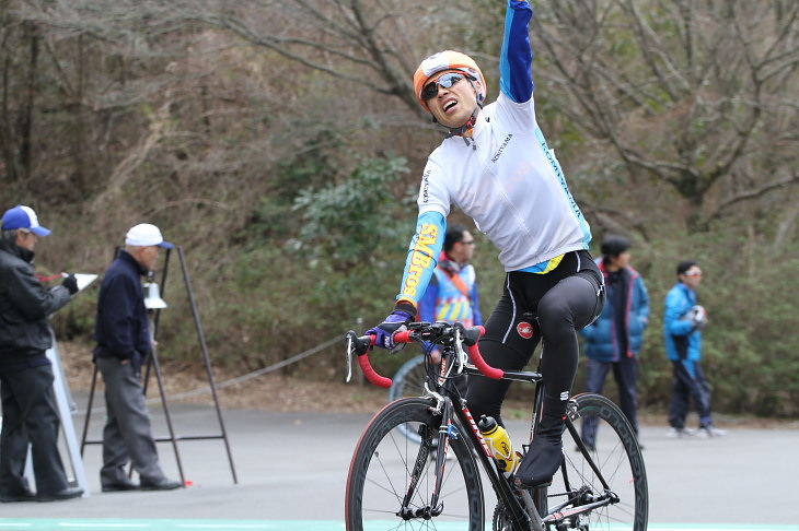 左腕を高々と挙げてゴールする斉藤英代選手（コミヤマレーシング）