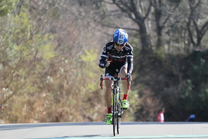 小さなガッツポーズでゴール　A-Eクラス優勝・菅野正明選手（VAX　RACING）