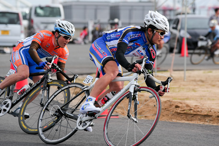 E1　序盤から仕掛ける窪木一茂（MUUR zero Velofutur）と西山知宏（Tacurino.net）