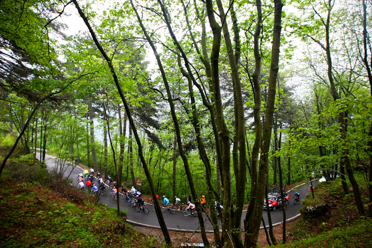 雨のピアン・デイ・レジネッリを登る選手たち