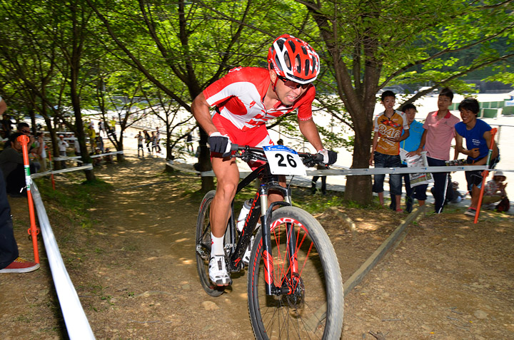 力強い走りを披露する山本幸平（Specialized Racing Team）が先行