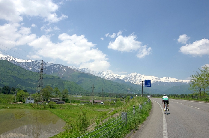 冠雪に覆われた後立山連峰が目前に迫ってきます。