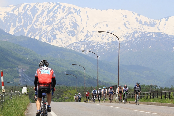 冠雪の山並みの麓に、折り返し地点の白馬ジャンプ競技場が見えてきた