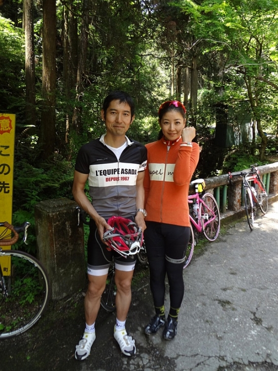 シクロパビリオン代表の浅田顕さんとモデルの日向涼子さん