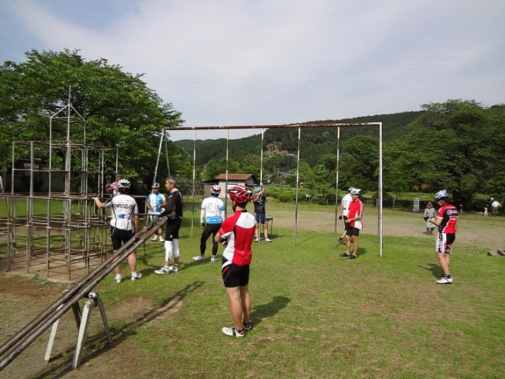 懐かしい廃校の小学校で遊ぶ大人たち